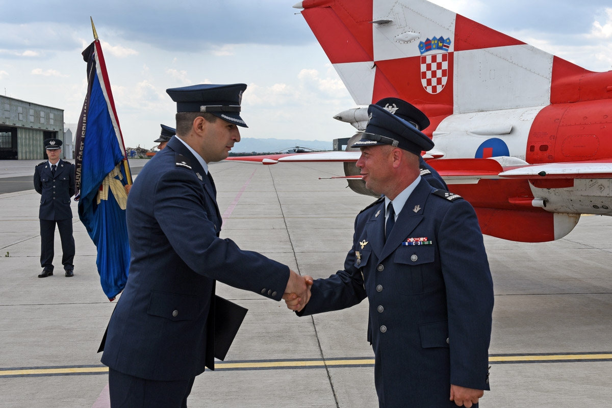 https://www.morh.hr/wp-content/gallery/vojnim-pilotima-22-narastaja-urucen-letacki-znak/dodjela_letackog_znaka_pilota_18062018_23.jpg
