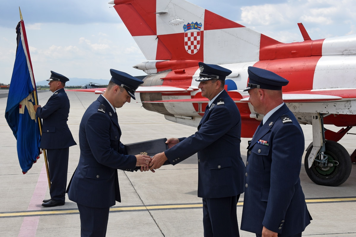 https://www.morh.hr/wp-content/gallery/vojnim-pilotima-22-narastaja-urucen-letacki-znak/dodjela_letackog_znaka_pilota_18062018_24.jpg