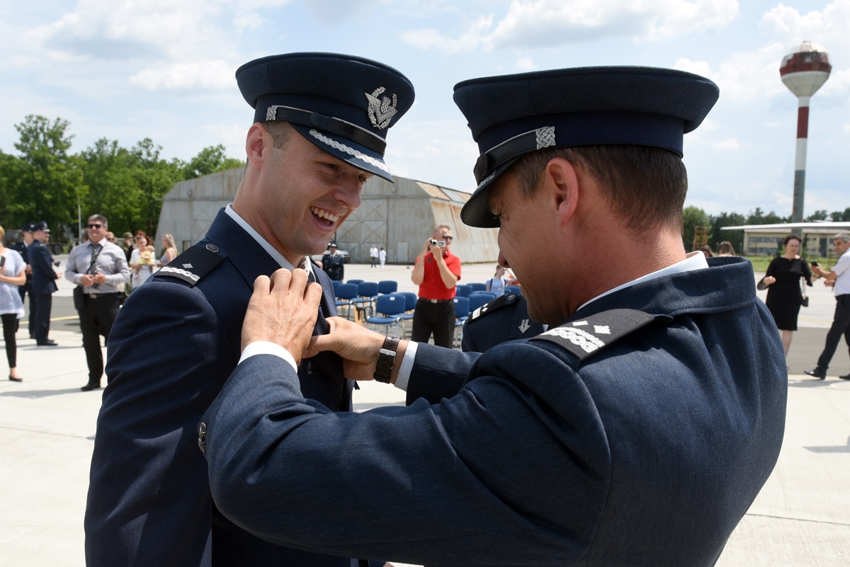 https://www.morh.hr/wp-content/gallery/vojnim-pilotima-22-narastaja-urucen-letacki-znak/dodjela_letackog_znaka_pilota_18062018_27.jpg