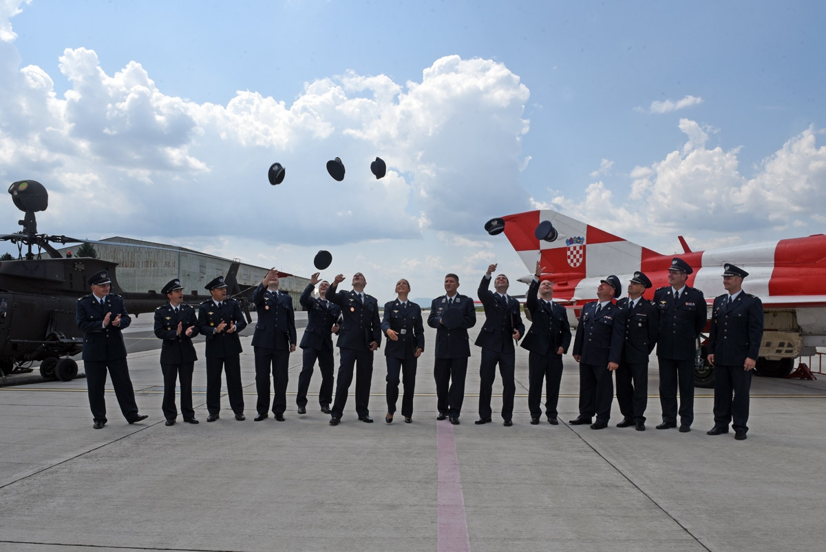 https://www.morh.hr/wp-content/gallery/vojnim-pilotima-22-narastaja-urucen-letacki-znak/dodjela_letackog_znaka_pilota_18062018_28.jpg