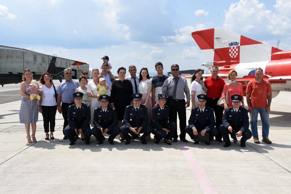 https://www.morh.hr/wp-content/gallery/vojnim-pilotima-22-narastaja-urucen-letacki-znak/dodjela_letackog_znaka_pilota_18062018_30.jpg