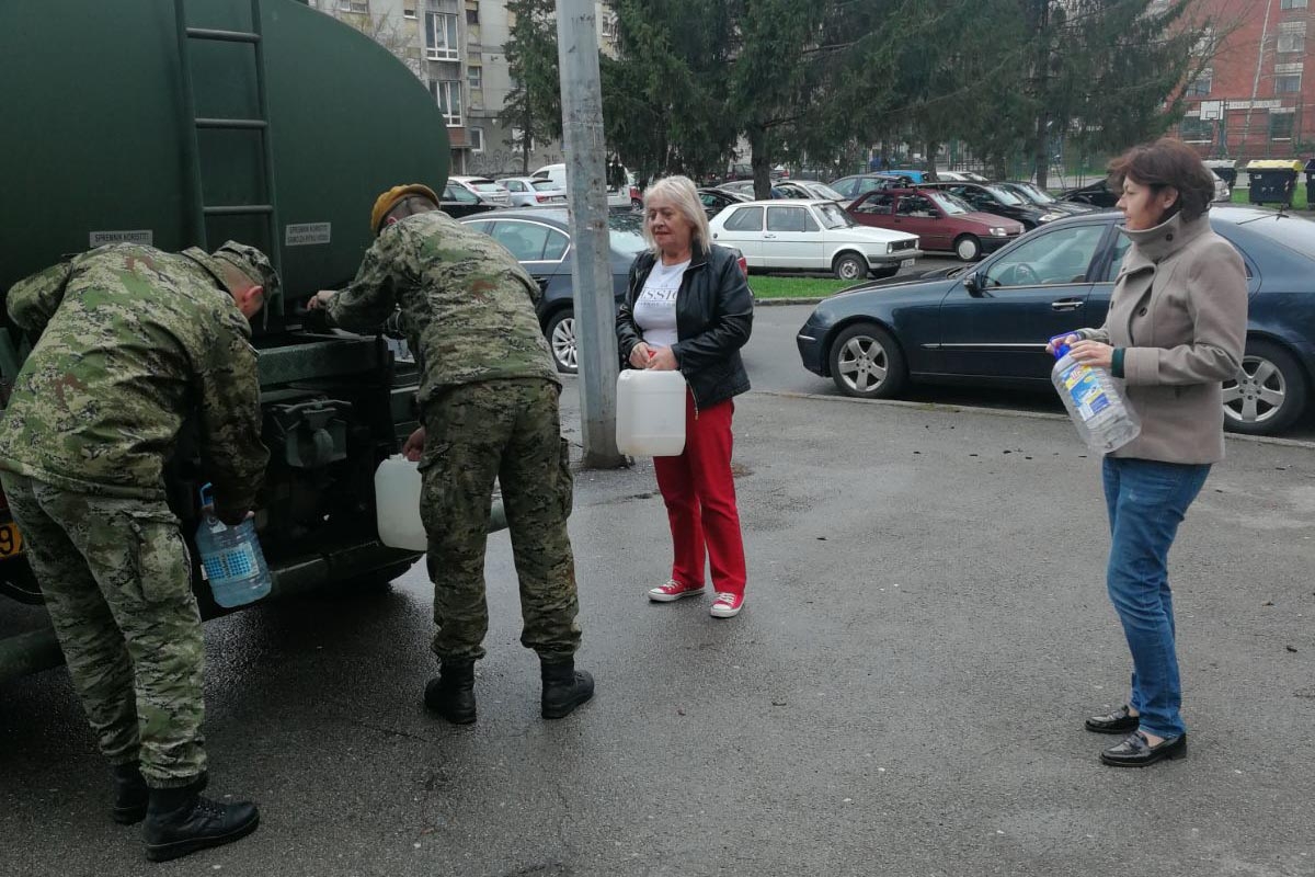 https://www.morh.hr/wp-content/gallery/vojska-i-na-uskrs-pomaze-brodanima-u-opskrbi-pitkom-vodom/cisterna_01042018_1.jpg