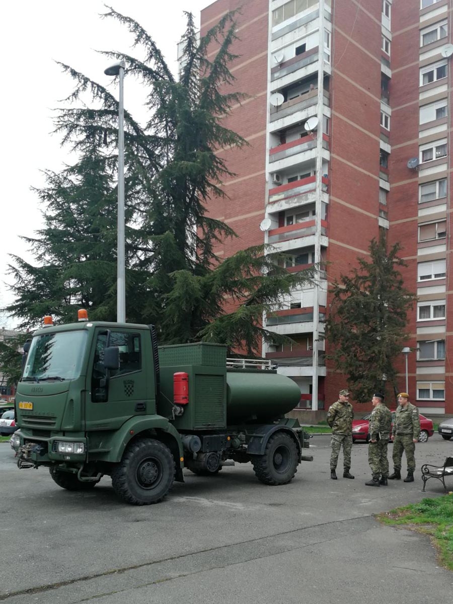 https://www.morh.hr/wp-content/gallery/vojska-i-na-uskrs-pomaze-brodanima-u-opskrbi-pitkom-vodom/cisterna_01042018_3.jpg