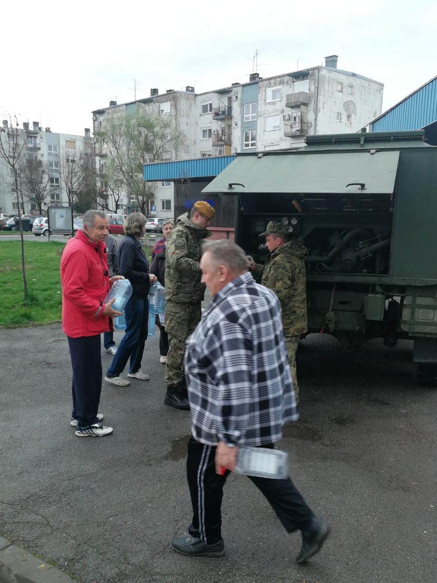 https://www.morh.hr/wp-content/gallery/vojska-i-na-uskrs-pomaze-brodanima-u-opskrbi-pitkom-vodom/cisterna_01042018_4.jpg