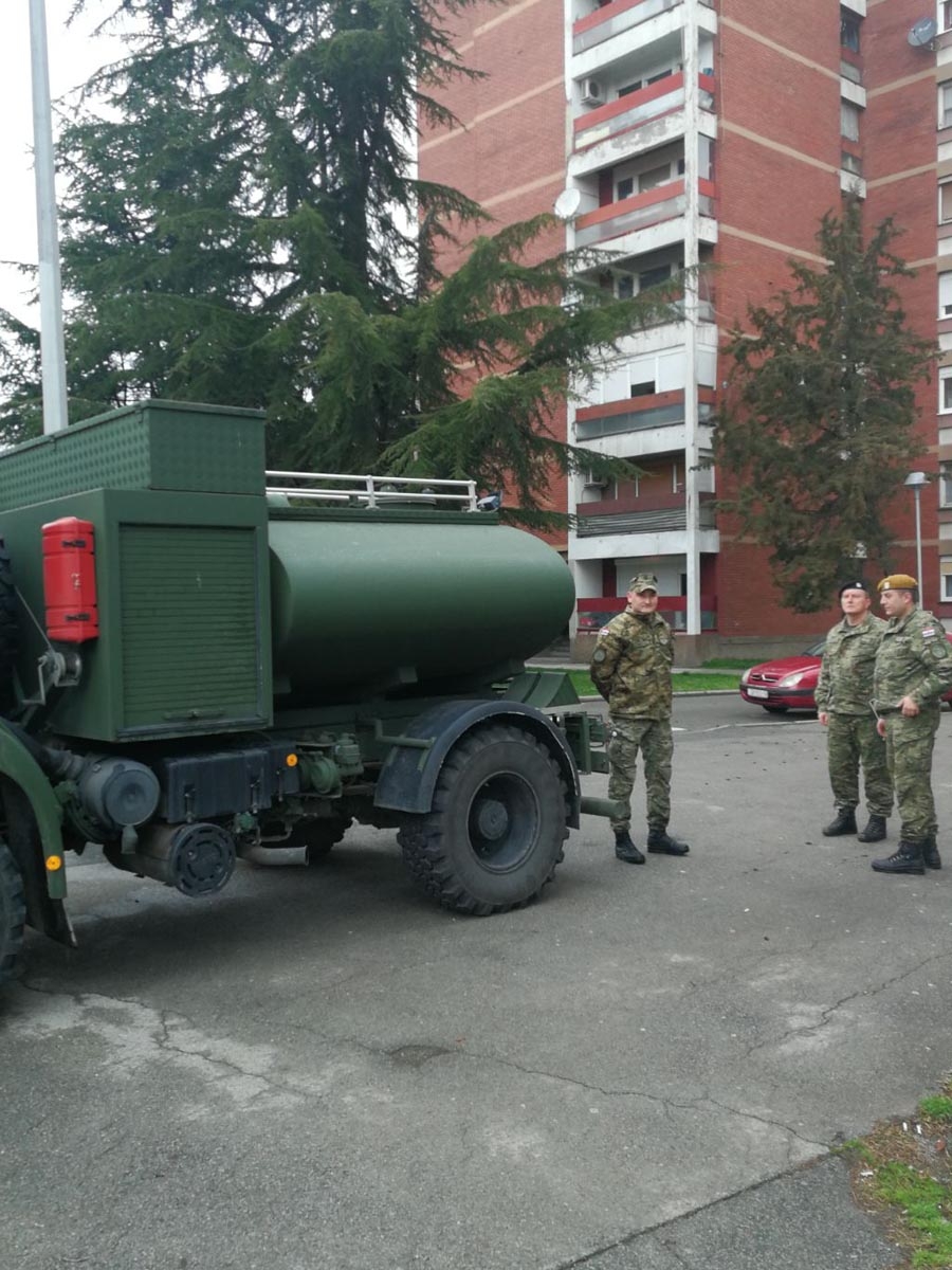 https://www.morh.hr/wp-content/gallery/vojska-i-na-uskrs-pomaze-brodanima-u-opskrbi-pitkom-vodom/cisterna_01042018_5.jpg