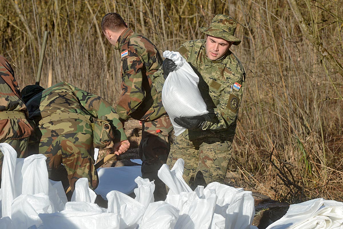 https://www.morh.hr/wp-content/gallery/vojska-pomaze-u-letovanicu/letovanic_13022014_05.JPG