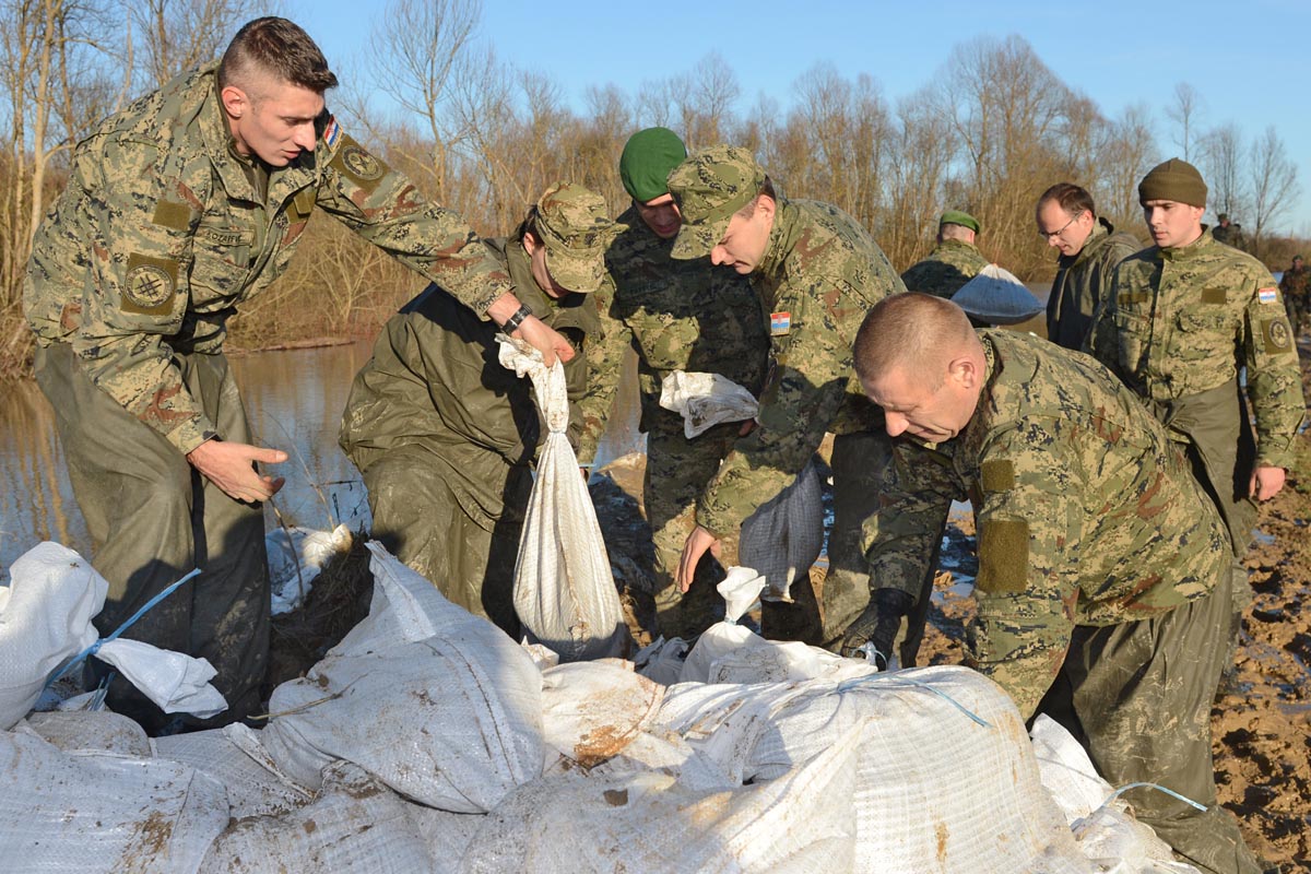 https://www.morh.hr/wp-content/gallery/vojska-pomaze-u-letovanicu/letovanic_13022014_08.JPG