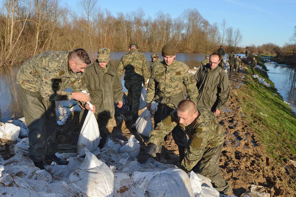 https://www.morh.hr/wp-content/gallery/vojska-pomaze-u-letovanicu/letovanic_13022014_10.JPG