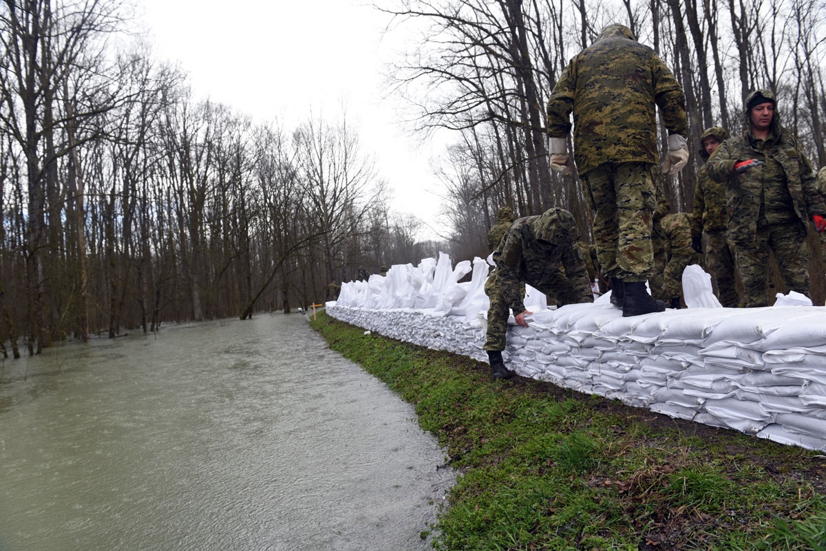 https://www.morh.hr/wp-content/gallery/vojska-u-obrani-od-poplava-u-jasenovcu-letovanicu-i-karlovcu/jasenovac_trebez_16032018_02.jpg