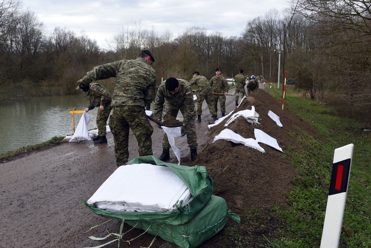 https://www.morh.hr/wp-content/gallery/vojska-u-obrani-od-poplava-u-jasenovcu-letovanicu-i-karlovcu/jasenovac_trebez_16032018_07.jpg
