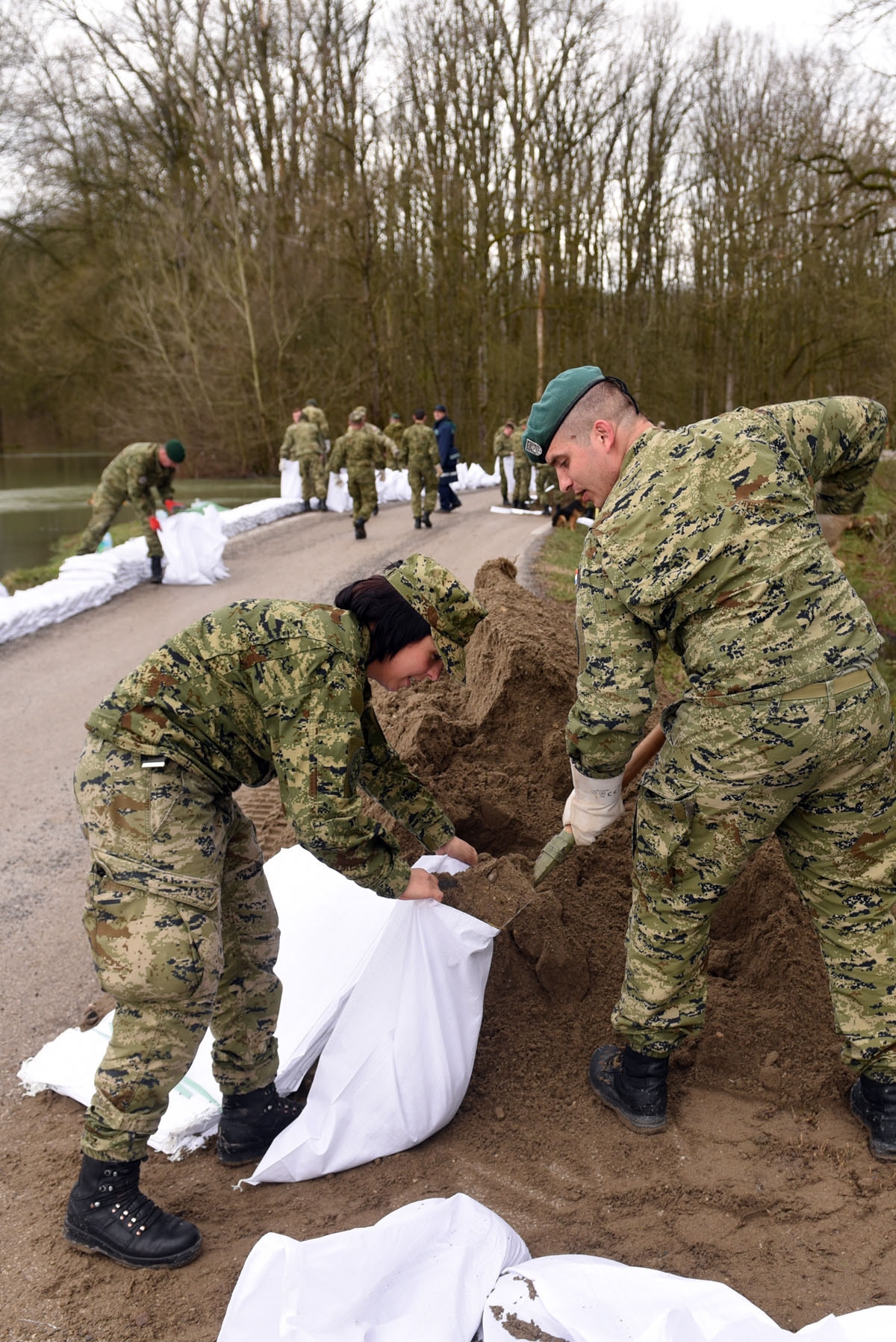 https://www.morh.hr/wp-content/gallery/vojska-u-obrani-od-poplava-u-jasenovcu-letovanicu-i-karlovcu/jasenovac_trebez_16032018_08.jpg