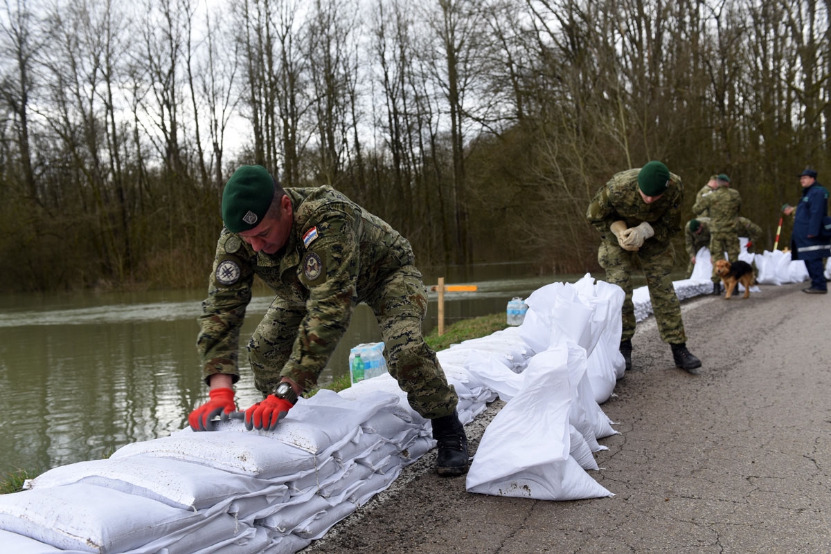 https://www.morh.hr/wp-content/gallery/vojska-u-obrani-od-poplava-u-jasenovcu-letovanicu-i-karlovcu/jasenovac_trebez_16032018_09.jpg