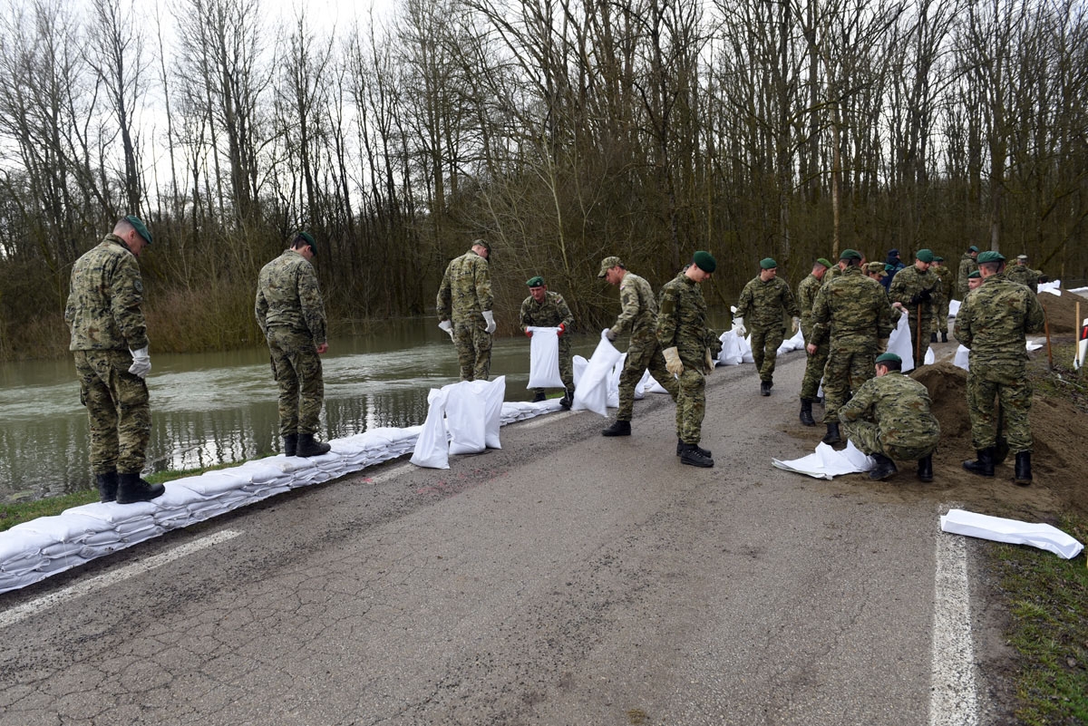 https://www.morh.hr/wp-content/gallery/vojska-u-obrani-od-poplava-u-jasenovcu-letovanicu-i-karlovcu/jasenovac_trebez_16032018_10.jpg