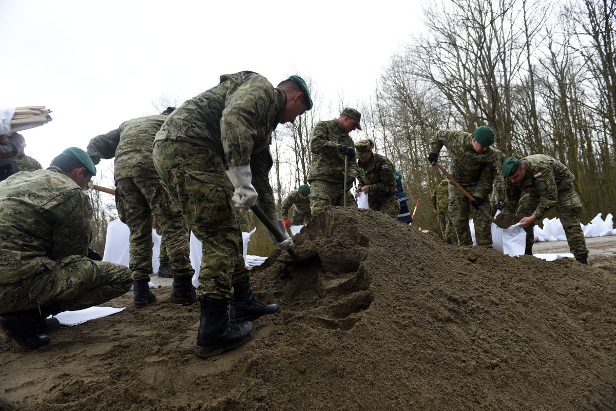 https://www.morh.hr/wp-content/gallery/vojska-u-obrani-od-poplava-u-jasenovcu-letovanicu-i-karlovcu/jasenovac_trebez_16032018_11.jpg