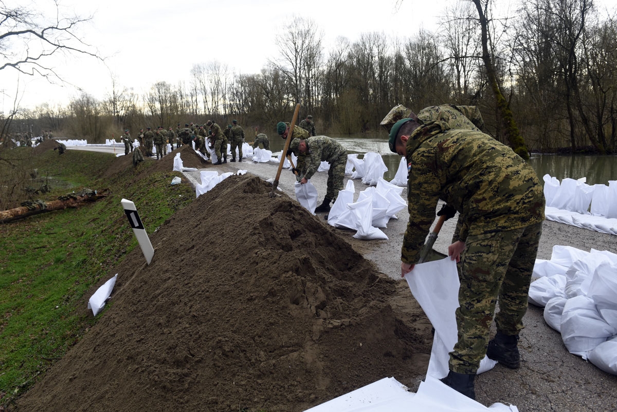 https://www.morh.hr/wp-content/gallery/vojska-u-obrani-od-poplava-u-jasenovcu-letovanicu-i-karlovcu/jasenovac_trebez_16032018_12.jpg