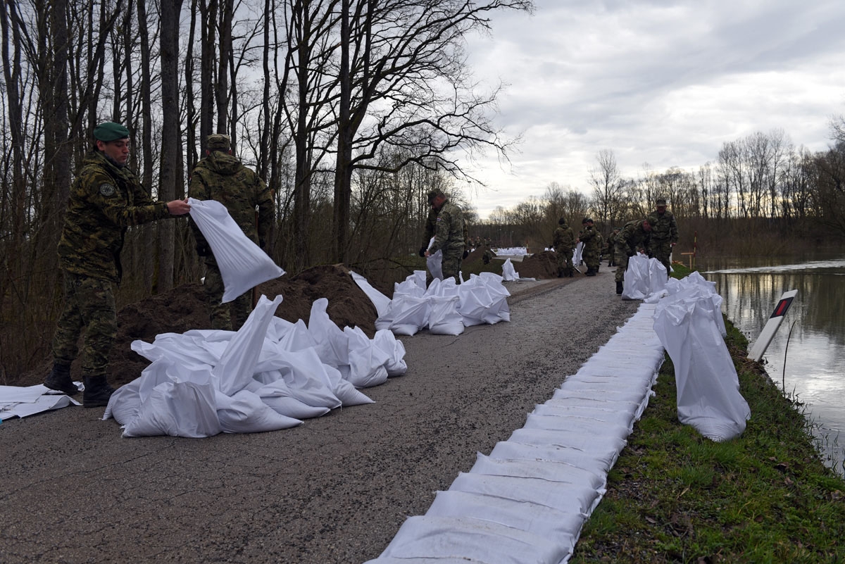 https://www.morh.hr/wp-content/gallery/vojska-u-obrani-od-poplava-u-jasenovcu-letovanicu-i-karlovcu/jasenovac_trebez_16032018_13.jpg