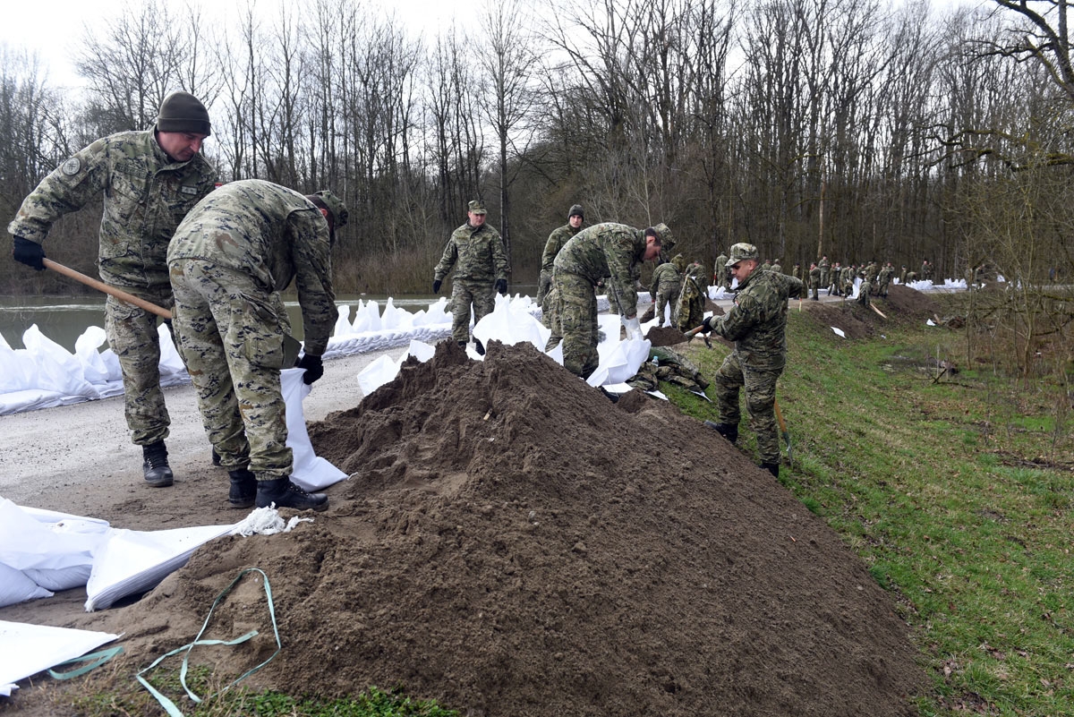 https://www.morh.hr/wp-content/gallery/vojska-u-obrani-od-poplava-u-jasenovcu-letovanicu-i-karlovcu/jasenovac_trebez_16032018_16.jpg