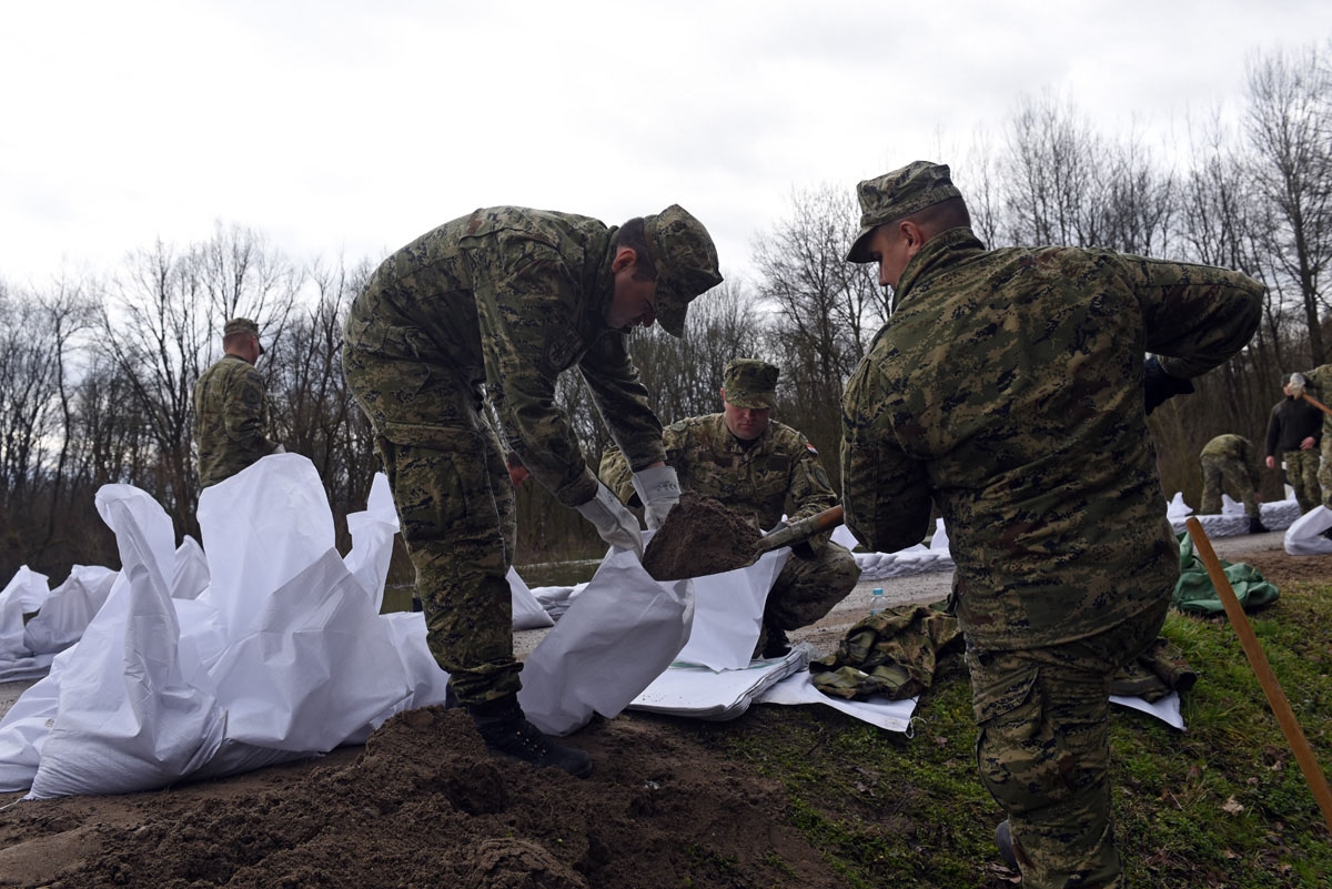 https://www.morh.hr/wp-content/gallery/vojska-u-obrani-od-poplava-u-jasenovcu-letovanicu-i-karlovcu/jasenovac_trebez_16032018_17.jpg