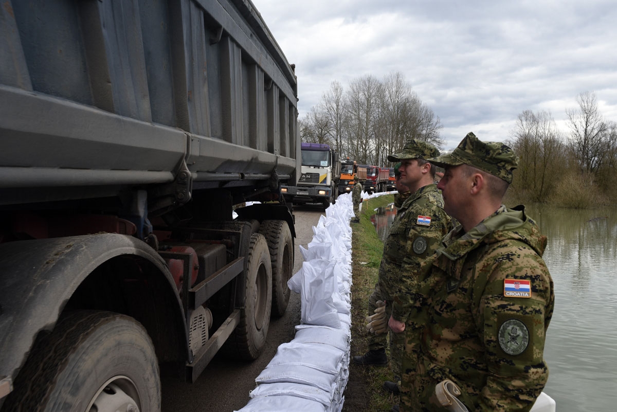 https://www.morh.hr/wp-content/gallery/vojska-u-obrani-od-poplava-u-jasenovcu-letovanicu-i-karlovcu/jasenovac_trebez_16032018_19.jpg