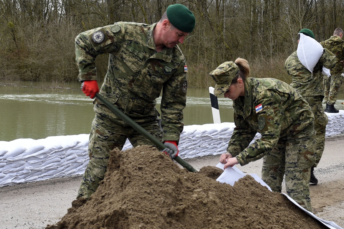 https://www.morh.hr/wp-content/gallery/vojska-u-obrani-od-poplava-u-jasenovcu-letovanicu-i-karlovcu/jasenovac_trebez_16032018_22.jpg