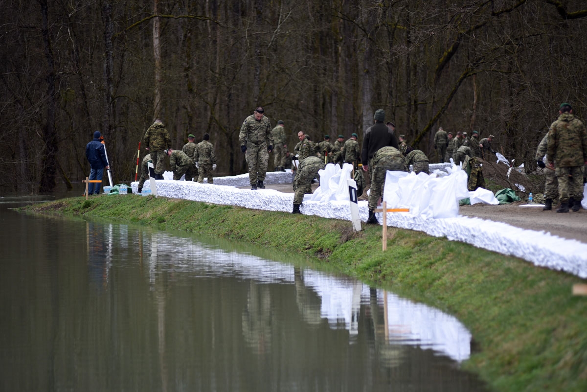 https://www.morh.hr/wp-content/gallery/vojska-u-obrani-od-poplava-u-jasenovcu-letovanicu-i-karlovcu/jasenovac_trebez_16032018_23.jpg