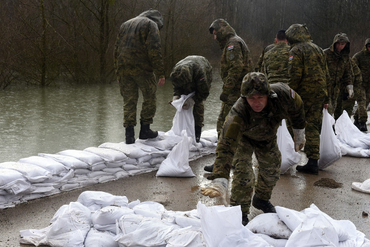 https://www.morh.hr/wp-content/gallery/vojska-u-obrani-od-poplava-u-jasenovcu-letovanicu-i-karlovcu/jasenovac_trebez_16032018_28.jpg