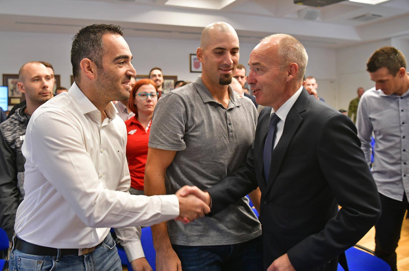https://www.morh.hr/wp-content/gallery/vrhunski-sportasi-na-celu-s-tinom-srbicem-u-ministarstvu-obrane/vrhunski_sportasi_18102019_02.jpg