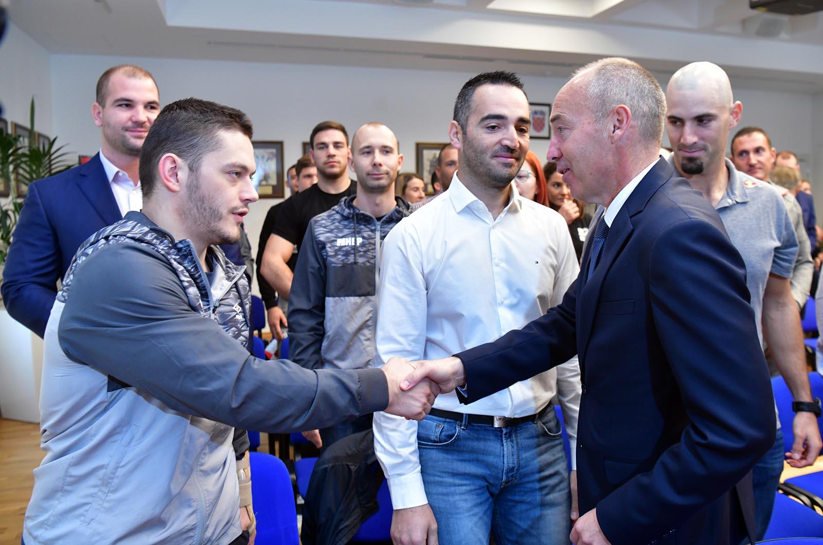 https://www.morh.hr/wp-content/gallery/vrhunski-sportasi-na-celu-s-tinom-srbicem-u-ministarstvu-obrane/vrhunski_sportasi_18102019_03.jpg
