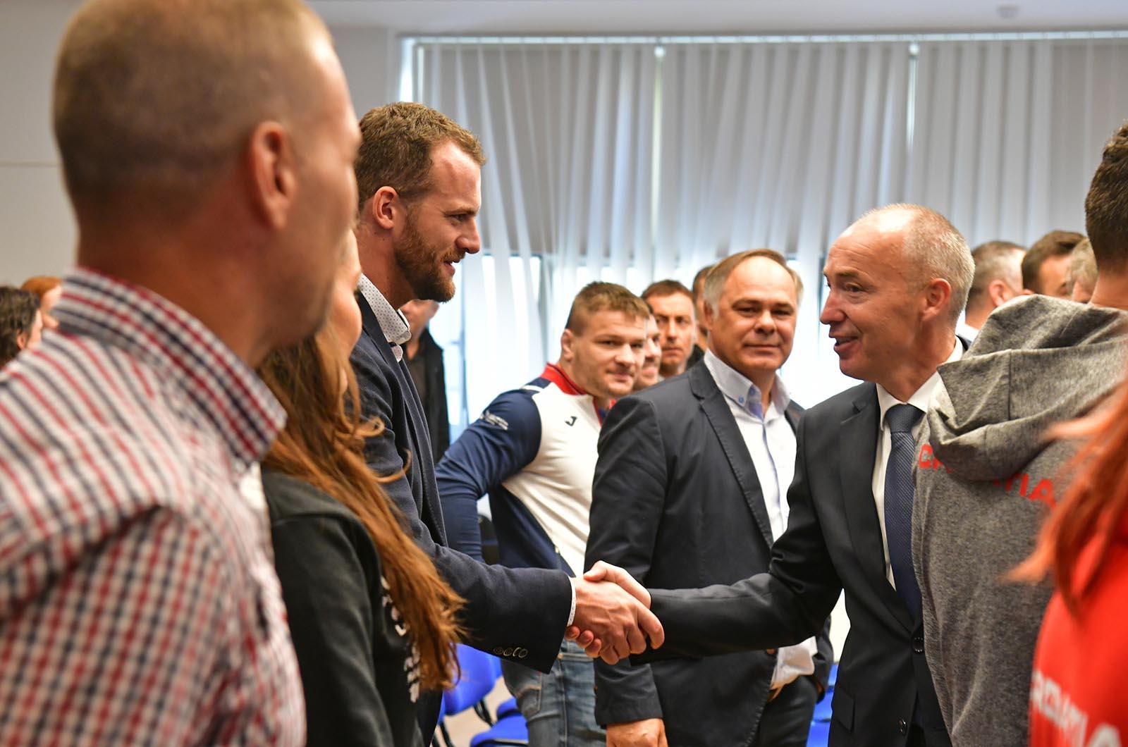 https://www.morh.hr/wp-content/gallery/vrhunski-sportasi-na-celu-s-tinom-srbicem-u-ministarstvu-obrane/vrhunski_sportasi_18102019_04.jpg