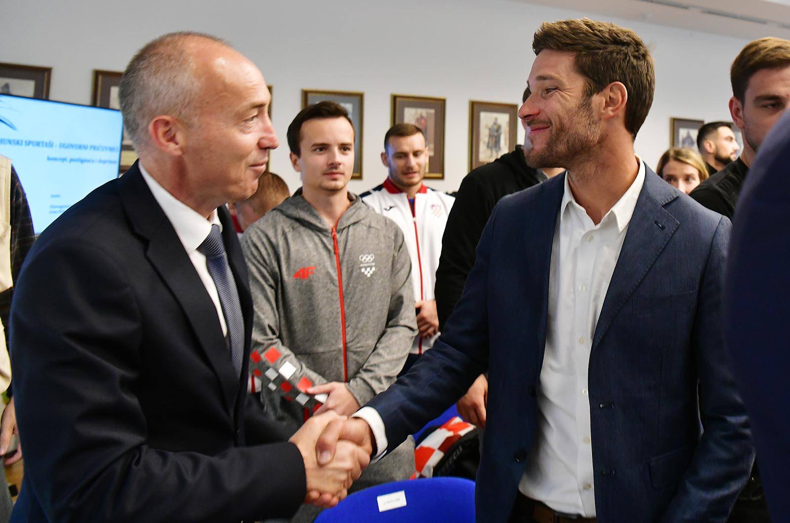 https://www.morh.hr/wp-content/gallery/vrhunski-sportasi-na-celu-s-tinom-srbicem-u-ministarstvu-obrane/vrhunski_sportasi_18102019_05.jpg