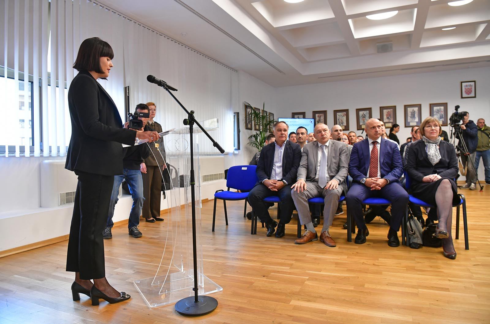 https://www.morh.hr/wp-content/gallery/vrhunski-sportasi-na-celu-s-tinom-srbicem-u-ministarstvu-obrane/vrhunski_sportasi_18102019_07.jpg