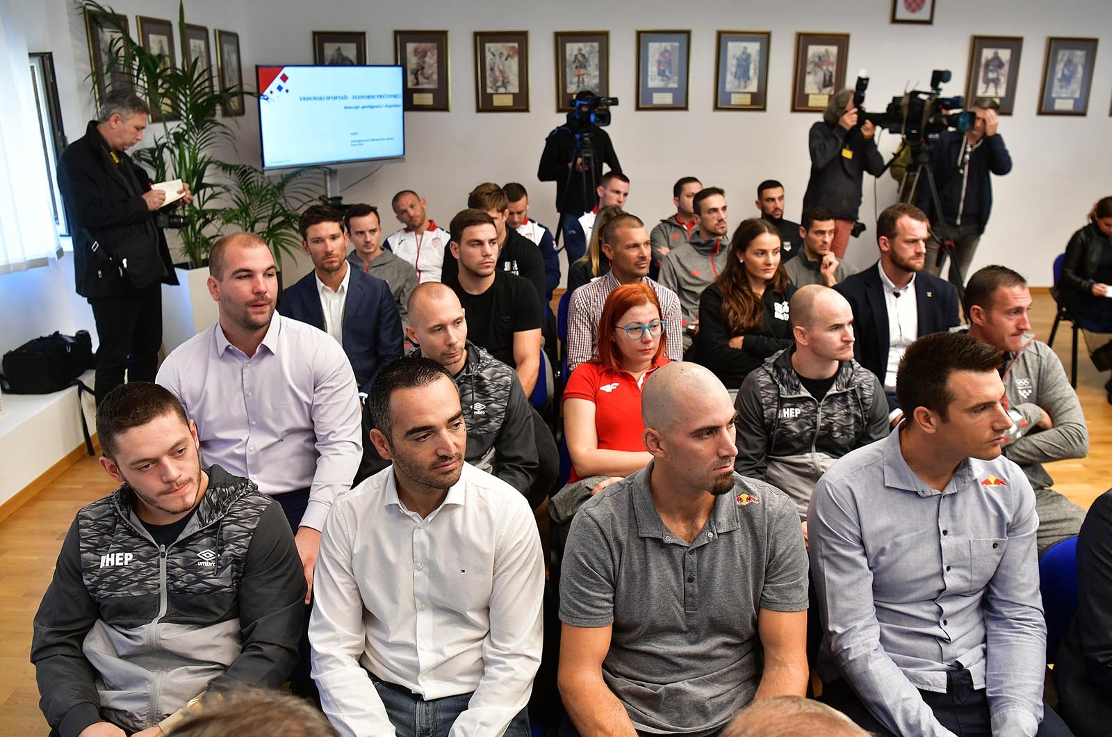 https://www.morh.hr/wp-content/gallery/vrhunski-sportasi-na-celu-s-tinom-srbicem-u-ministarstvu-obrane/vrhunski_sportasi_18102019_13.jpg