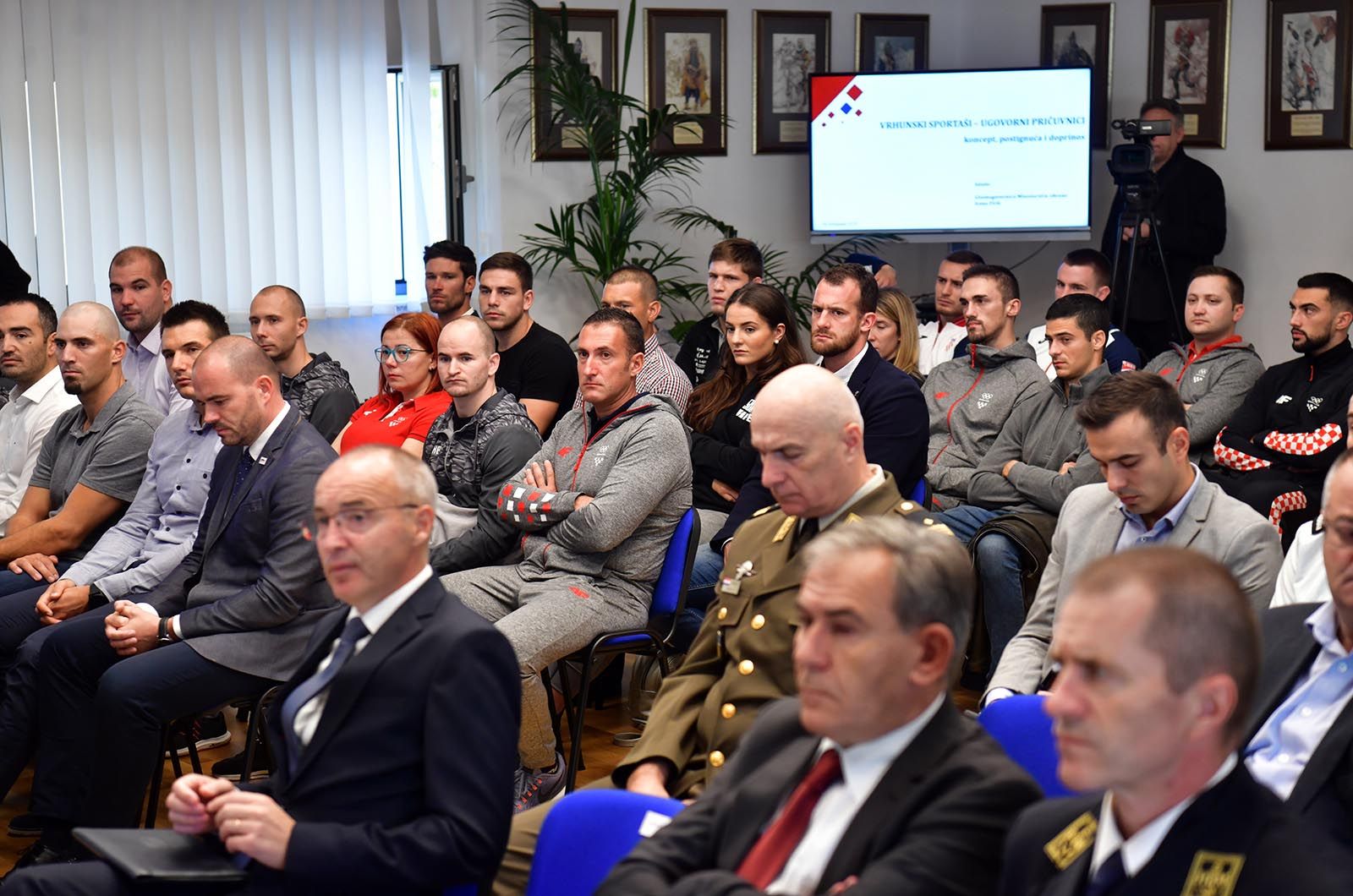 https://www.morh.hr/wp-content/gallery/vrhunski-sportasi-na-celu-s-tinom-srbicem-u-ministarstvu-obrane/vrhunski_sportasi_18102019_15.jpg