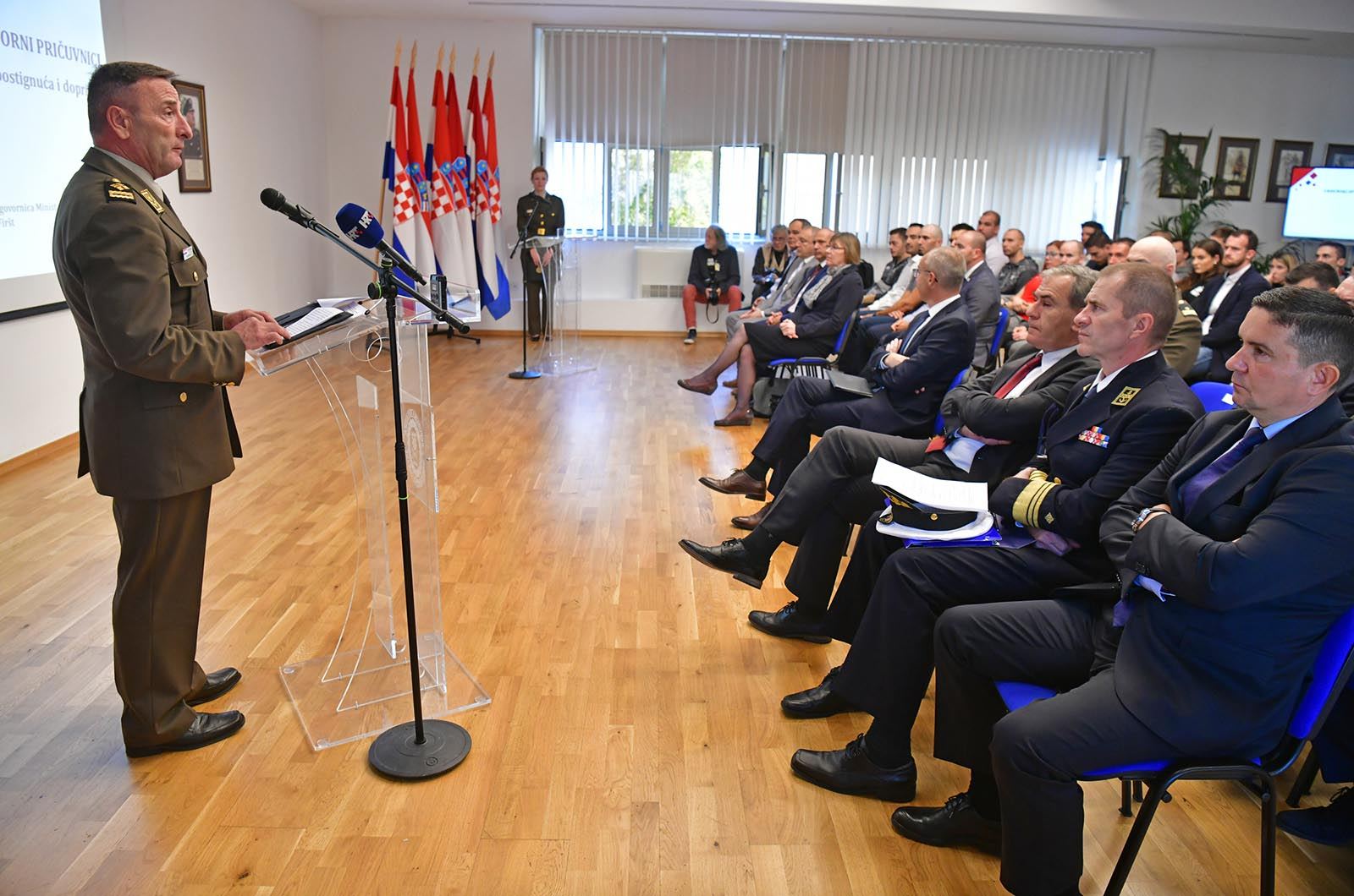 https://www.morh.hr/wp-content/gallery/vrhunski-sportasi-na-celu-s-tinom-srbicem-u-ministarstvu-obrane/vrhunski_sportasi_18102019_16.jpg