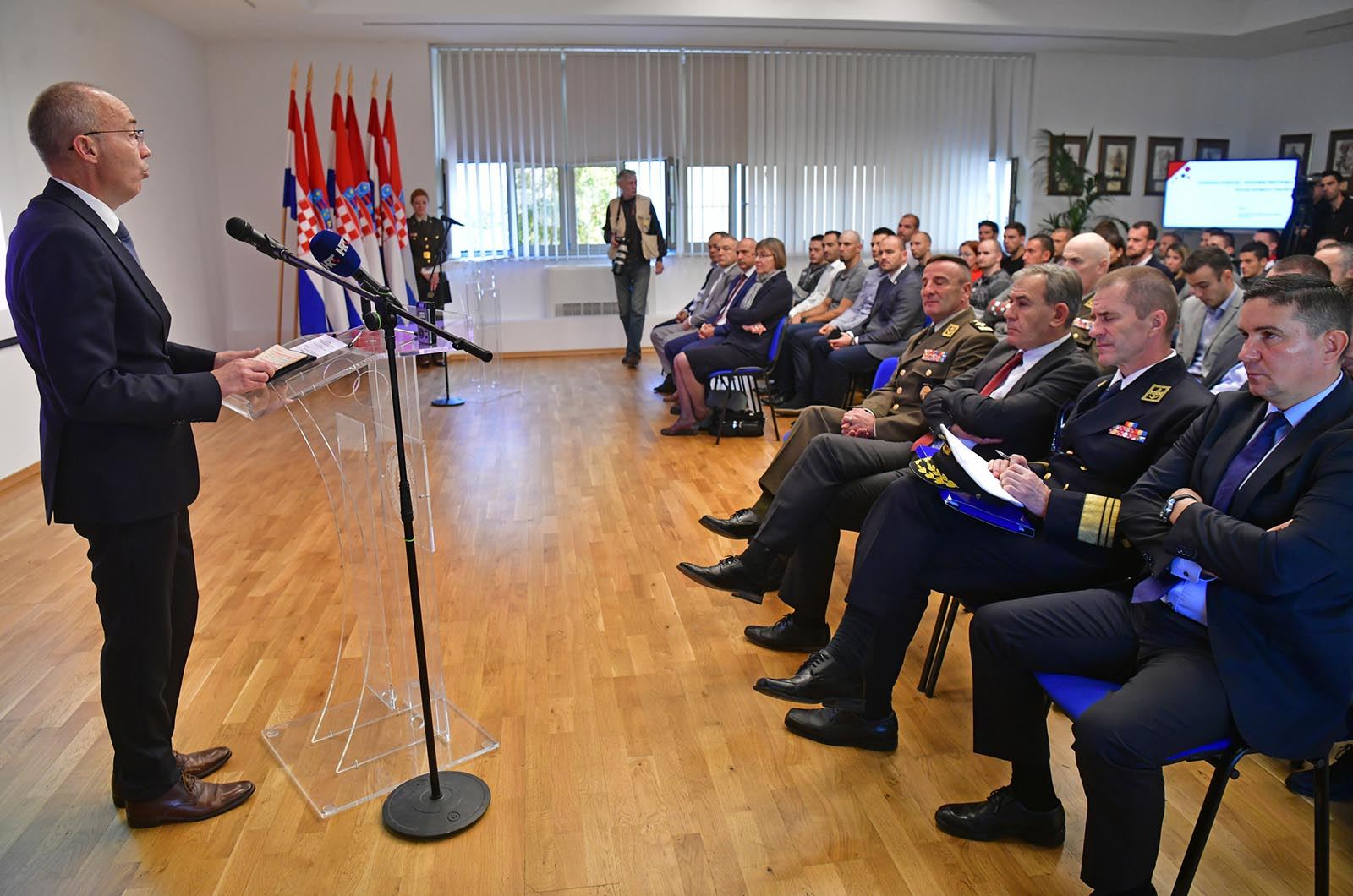 https://www.morh.hr/wp-content/gallery/vrhunski-sportasi-na-celu-s-tinom-srbicem-u-ministarstvu-obrane/vrhunski_sportasi_18102019_20.jpg