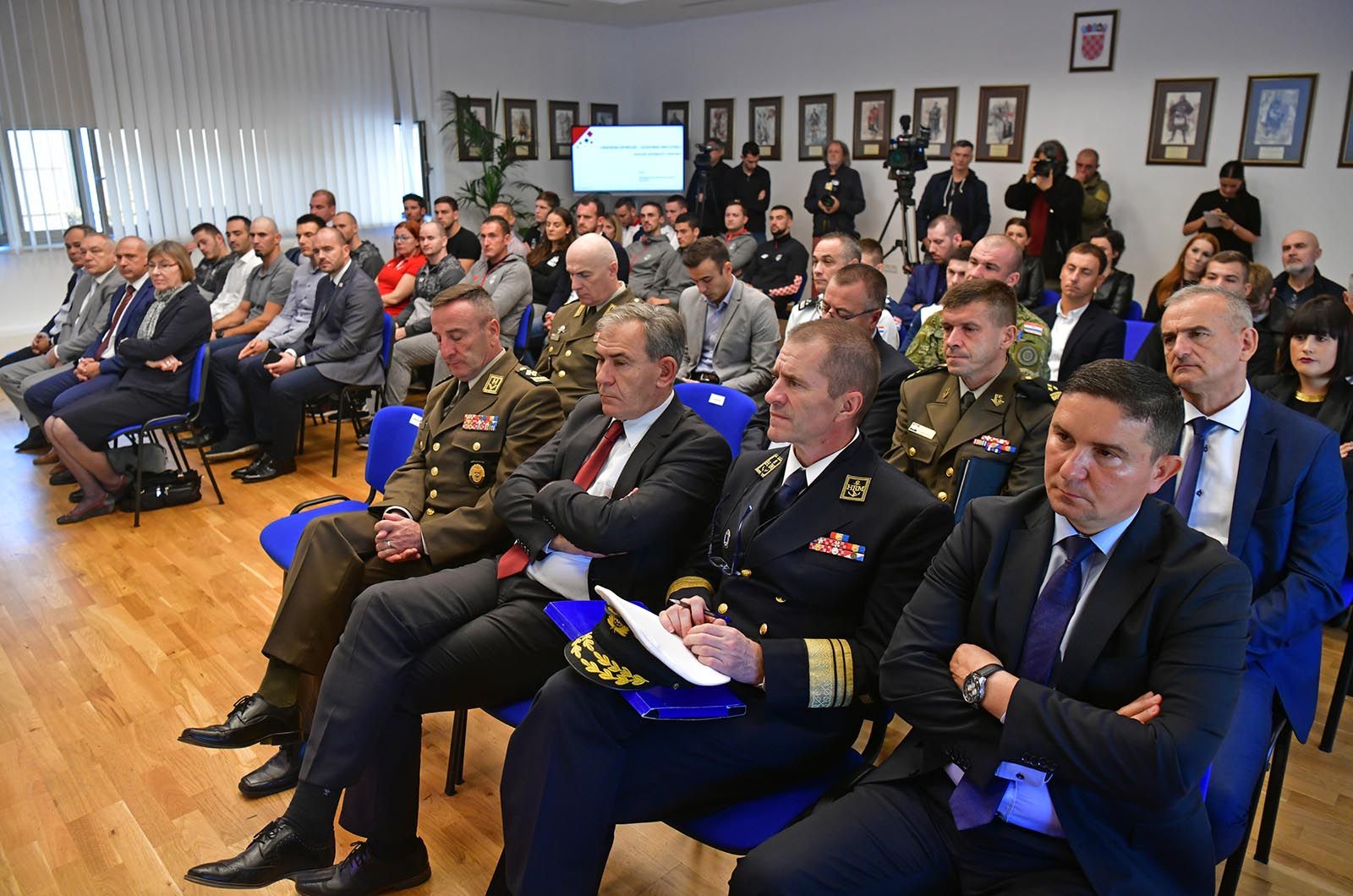 https://www.morh.hr/wp-content/gallery/vrhunski-sportasi-na-celu-s-tinom-srbicem-u-ministarstvu-obrane/vrhunski_sportasi_18102019_21.jpg