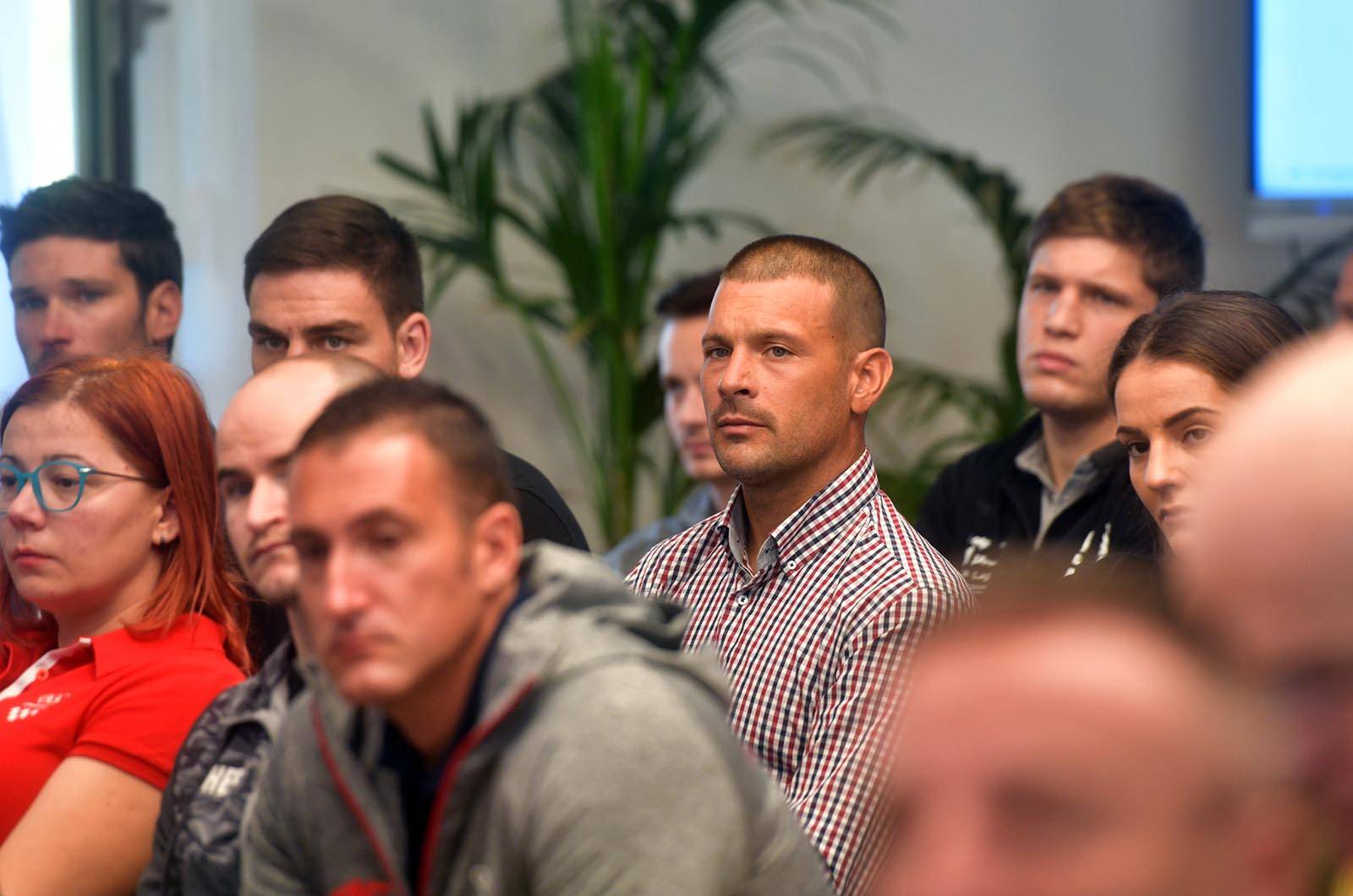 https://www.morh.hr/wp-content/gallery/vrhunski-sportasi-na-celu-s-tinom-srbicem-u-ministarstvu-obrane/vrhunski_sportasi_18102019_23.jpg
