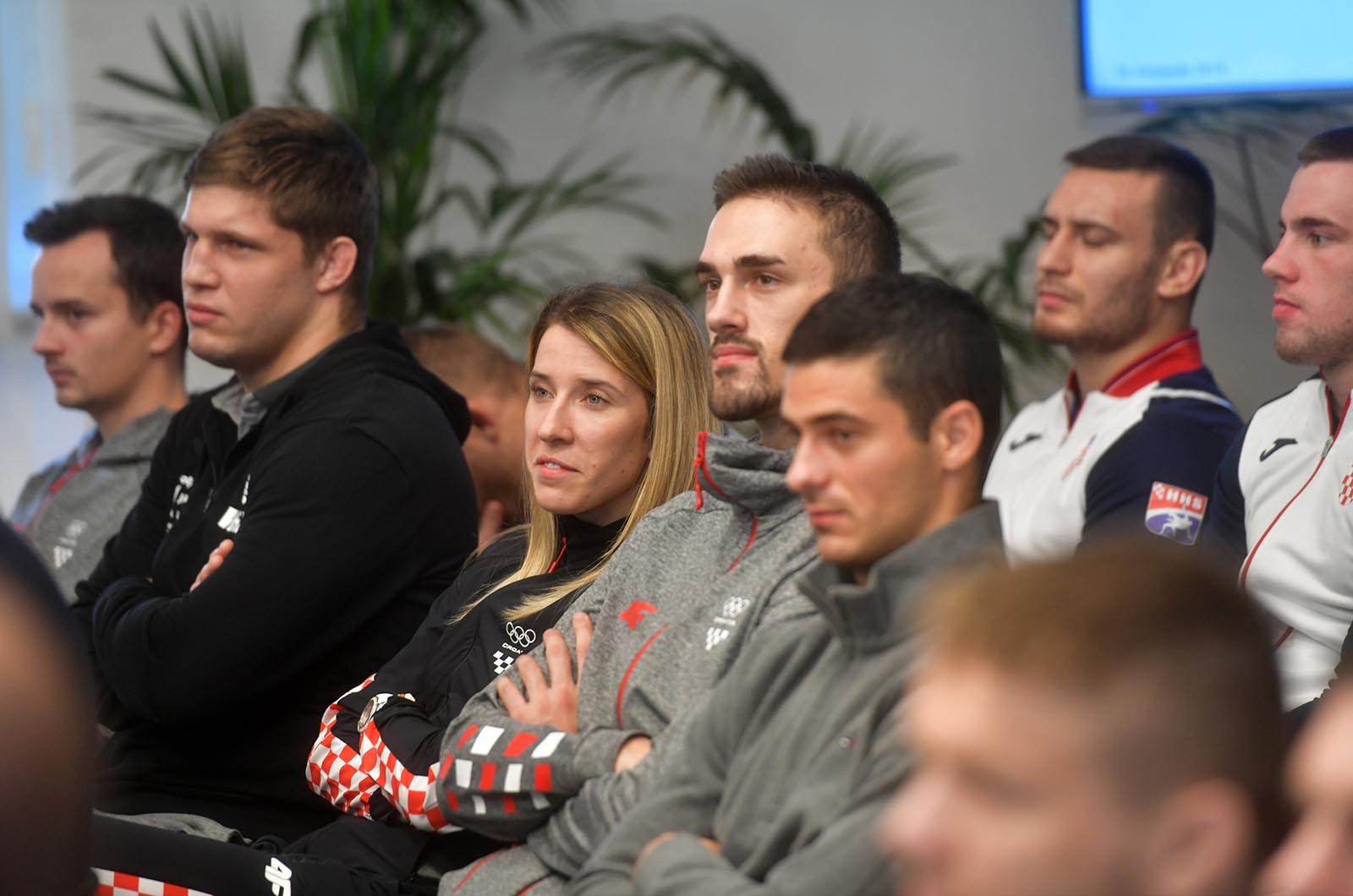 https://www.morh.hr/wp-content/gallery/vrhunski-sportasi-na-celu-s-tinom-srbicem-u-ministarstvu-obrane/vrhunski_sportasi_18102019_25.jpg