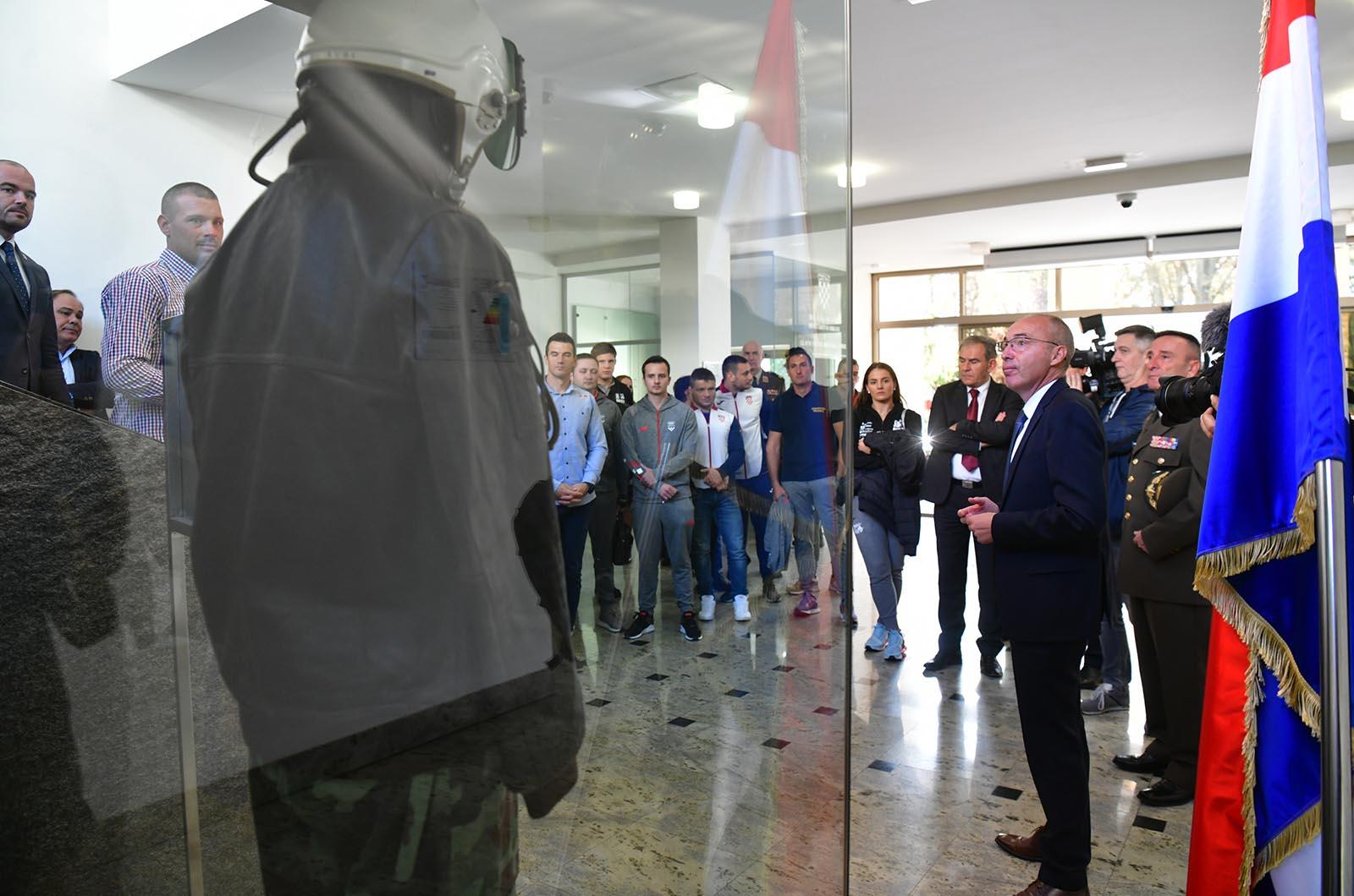 https://www.morh.hr/wp-content/gallery/vrhunski-sportasi-na-celu-s-tinom-srbicem-u-ministarstvu-obrane/vrhunski_sportasi_18102019_27.jpg
