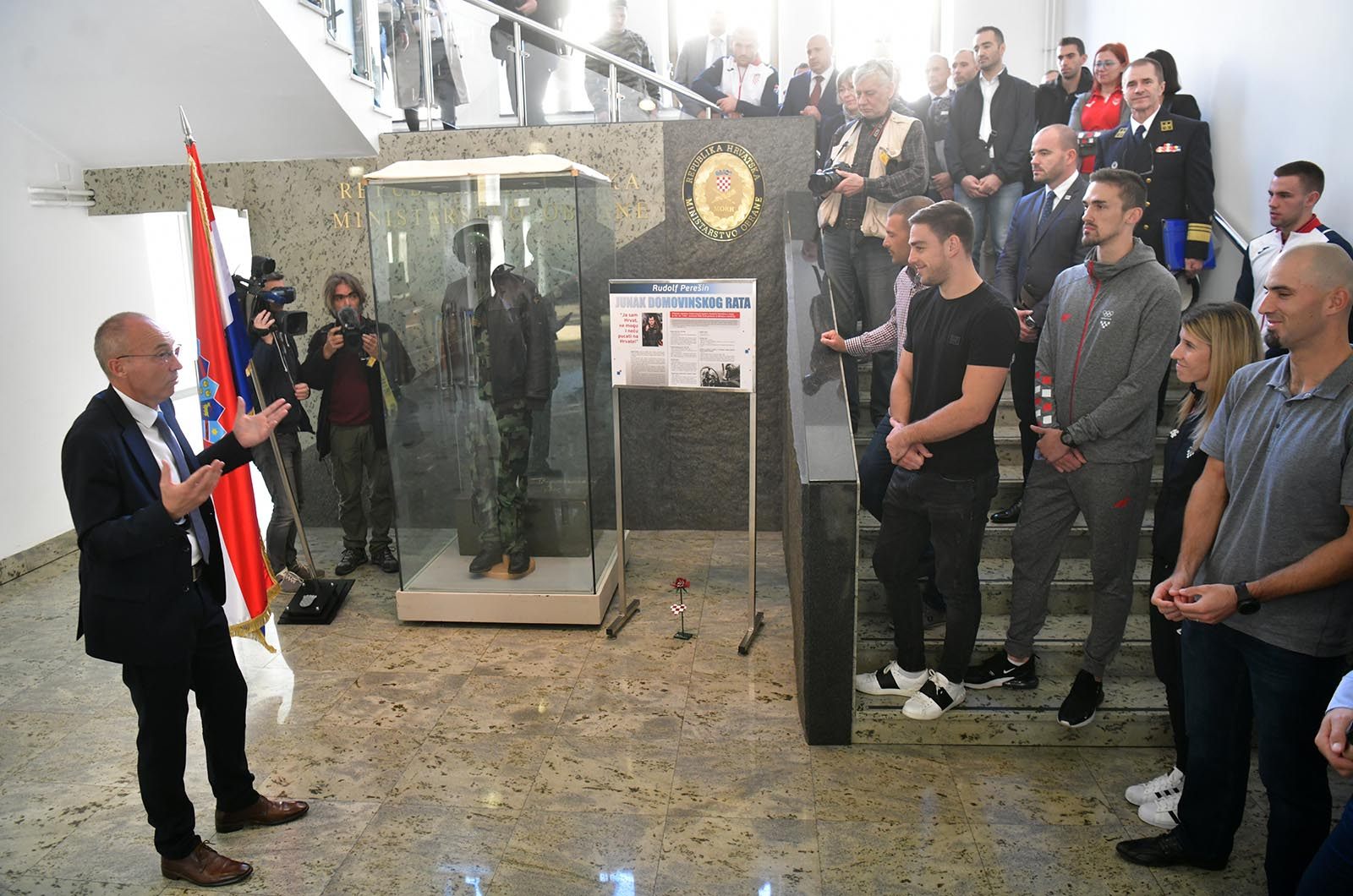 https://www.morh.hr/wp-content/gallery/vrhunski-sportasi-na-celu-s-tinom-srbicem-u-ministarstvu-obrane/vrhunski_sportasi_18102019_28.jpg