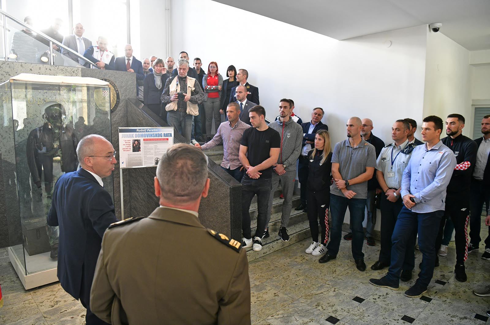 https://www.morh.hr/wp-content/gallery/vrhunski-sportasi-na-celu-s-tinom-srbicem-u-ministarstvu-obrane/vrhunski_sportasi_18102019_29.jpg