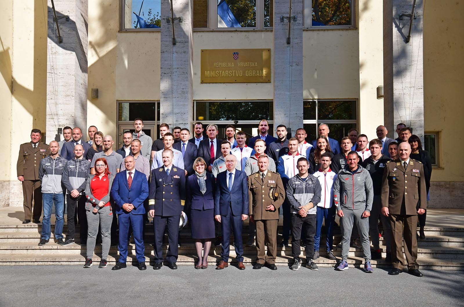 https://www.morh.hr/wp-content/gallery/vrhunski-sportasi-na-celu-s-tinom-srbicem-u-ministarstvu-obrane/vrhunski_sportasi_18102019_31.jpg