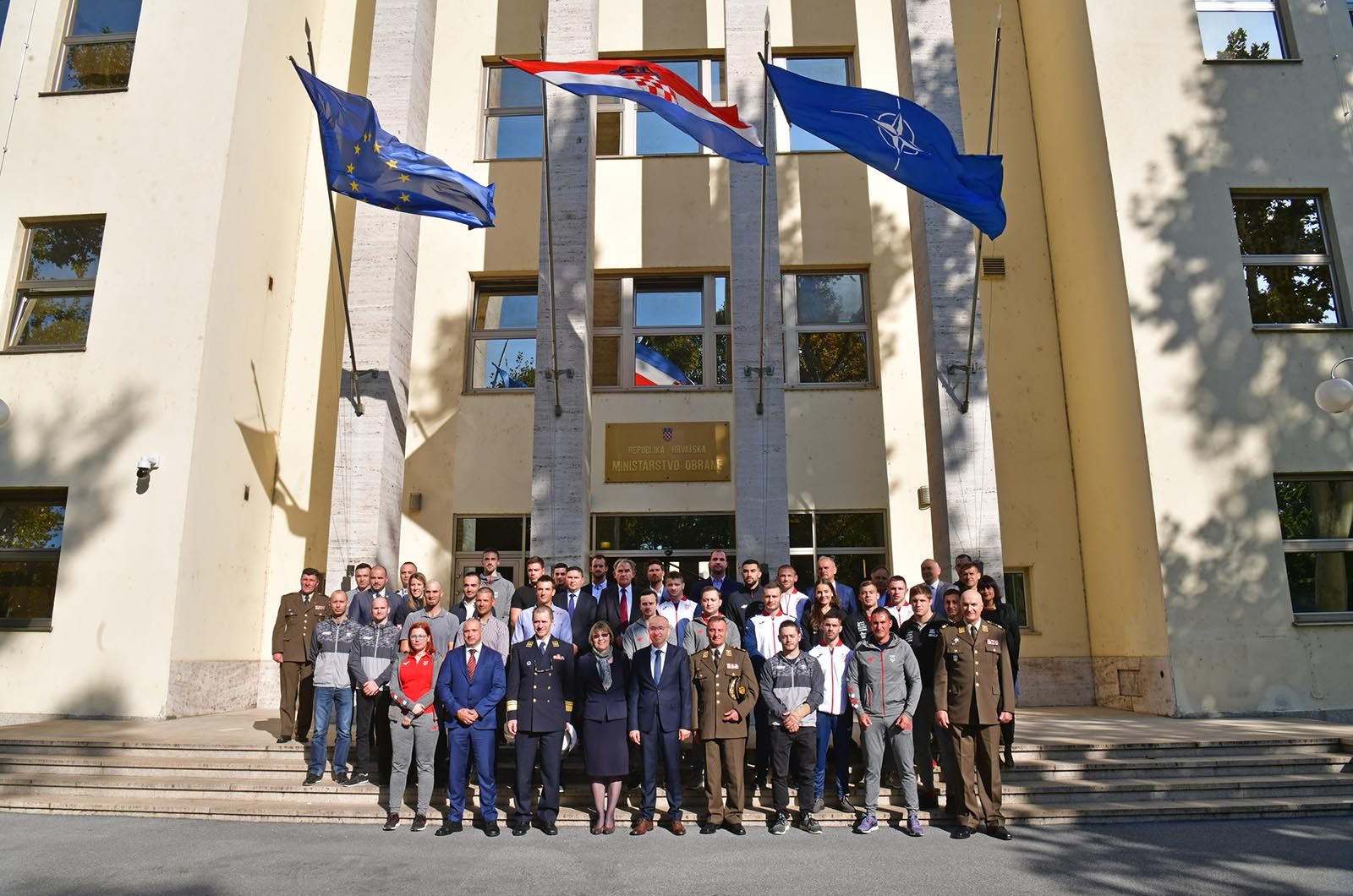 https://www.morh.hr/wp-content/gallery/vrhunski-sportasi-na-celu-s-tinom-srbicem-u-ministarstvu-obrane/vrhunski_sportasi_18102019_32.jpg