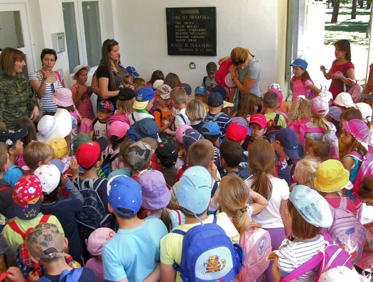 https://www.morh.hr/wp-content/gallery/vrti-iz-sukoana-posjetio-vojarnu-zemunik-11052012/zemunik-vrtic_11052012_04.jpg