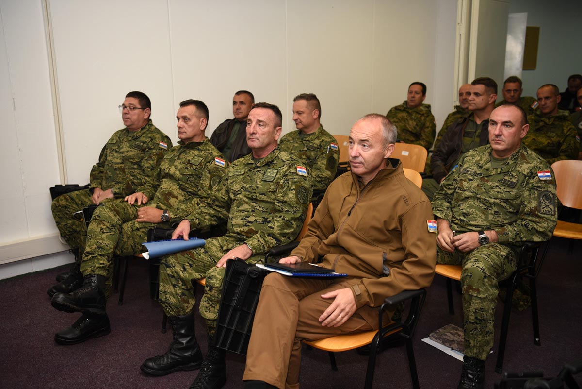 https://www.morh.hr/wp-content/gallery/zahvala-zracnim-i-kopnenim-snagama-u-ime-cijele-hrvatske/zemunik_19092017_02.jpg