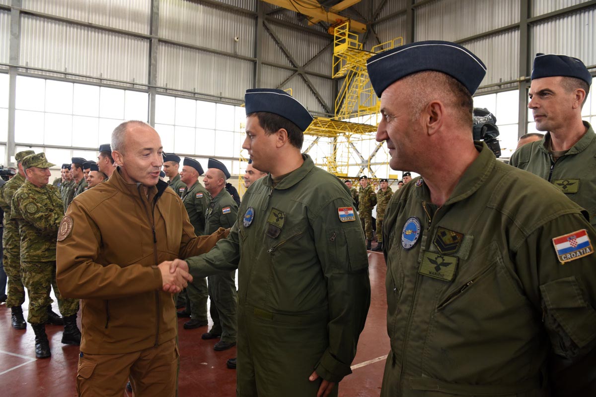 https://www.morh.hr/wp-content/gallery/zahvala-zracnim-i-kopnenim-snagama-u-ime-cijele-hrvatske/zemunik_19092017_17.jpg