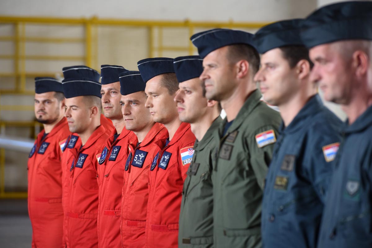 https://www.morh.hr/wp-content/gallery/zahvala-zracnim-i-kopnenim-snagama-u-ime-cijele-hrvatske/zemunik_19092017_22.jpg