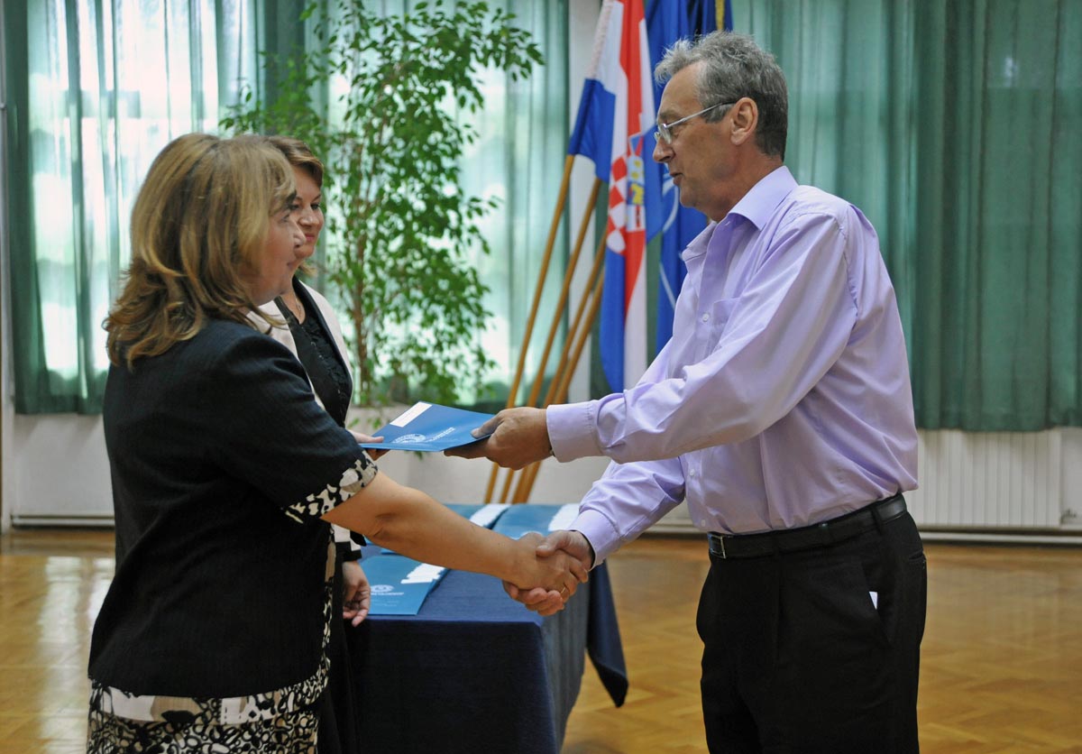 https://www.morh.hr/wp-content/gallery/zahvalnice-bivim-djelatnicima-morh-a/hvu_31052012_5.jpg