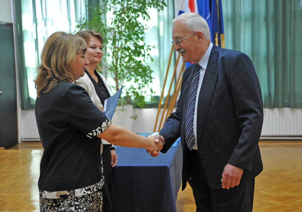 https://www.morh.hr/wp-content/gallery/zahvalnice-bivim-djelatnicima-morh-a/hvu_31052012_7.jpg