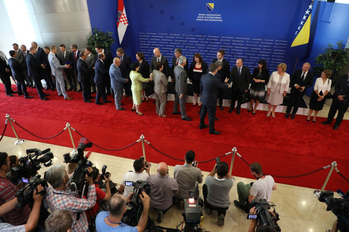 https://www.morh.hr/wp-content/gallery/zajednicka-sjednica-vlade-republike-hrvatske-i-vijeca-ministara-bosne-i-hercegovine/sarajevo_07072017_01.jpg